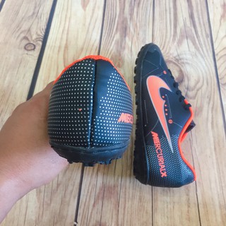Giầy đá bóng nam đen cam đế dẻo may đế