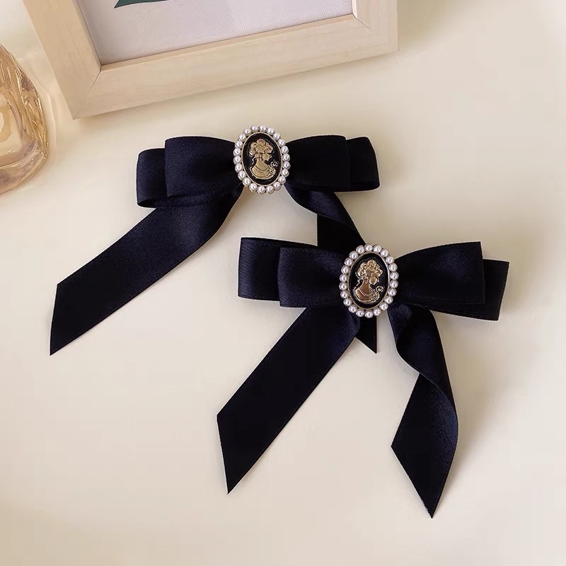 Kẹp Tóc Hình Nơ Viền Châu Chân Dung Nữ - Vani Store [PKT00257]