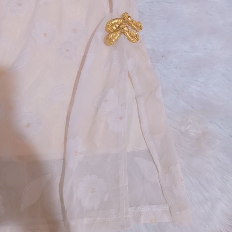 Sườn xám có sẵn cách tân uzaang hoa nổi đính Ngọc hở lưng hai lớp vô cùng nữ tính trung hoa