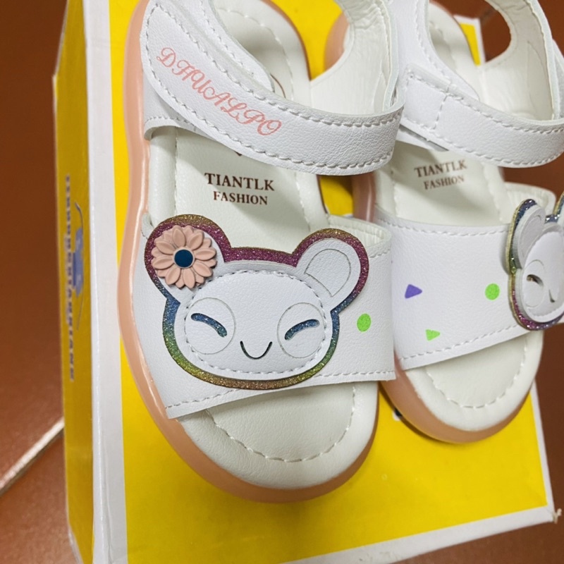 Dép sandal cho bé gái xinh xắn,da mềm,êm,nhẹ,có chống trượt tôta