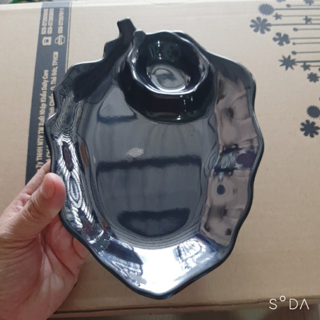Dĩa đựng trái cây melamine DTC06 đen bóng hình lá có chỗ đựng muối Cao Cấp