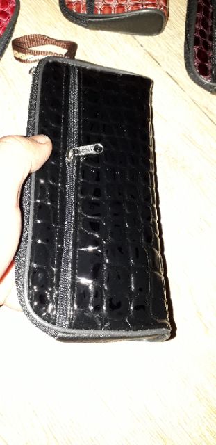 Chiếc ví da Pu cầm tay kích thước dài 20cm và rộng 10 cm có 2 ngăn rất đẹp như hình