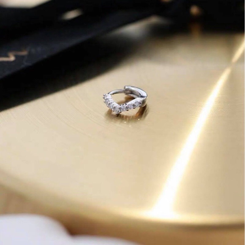 Bông tai nữ bạc ta 1 hàng đá cách điệu thân v nhỏ xinh - Kho sỉ bạc Nhất Linh