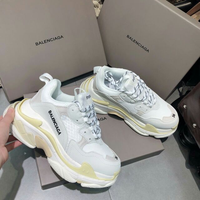 Giày sneaker pha hồng xám
