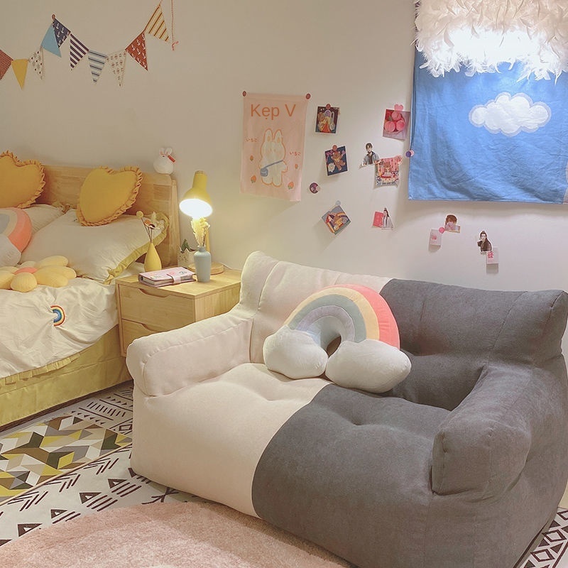 Cà-phê nhỏ trong phòng ngủ mái nhà. Màu đỏ, ghế sofa-ban-công.