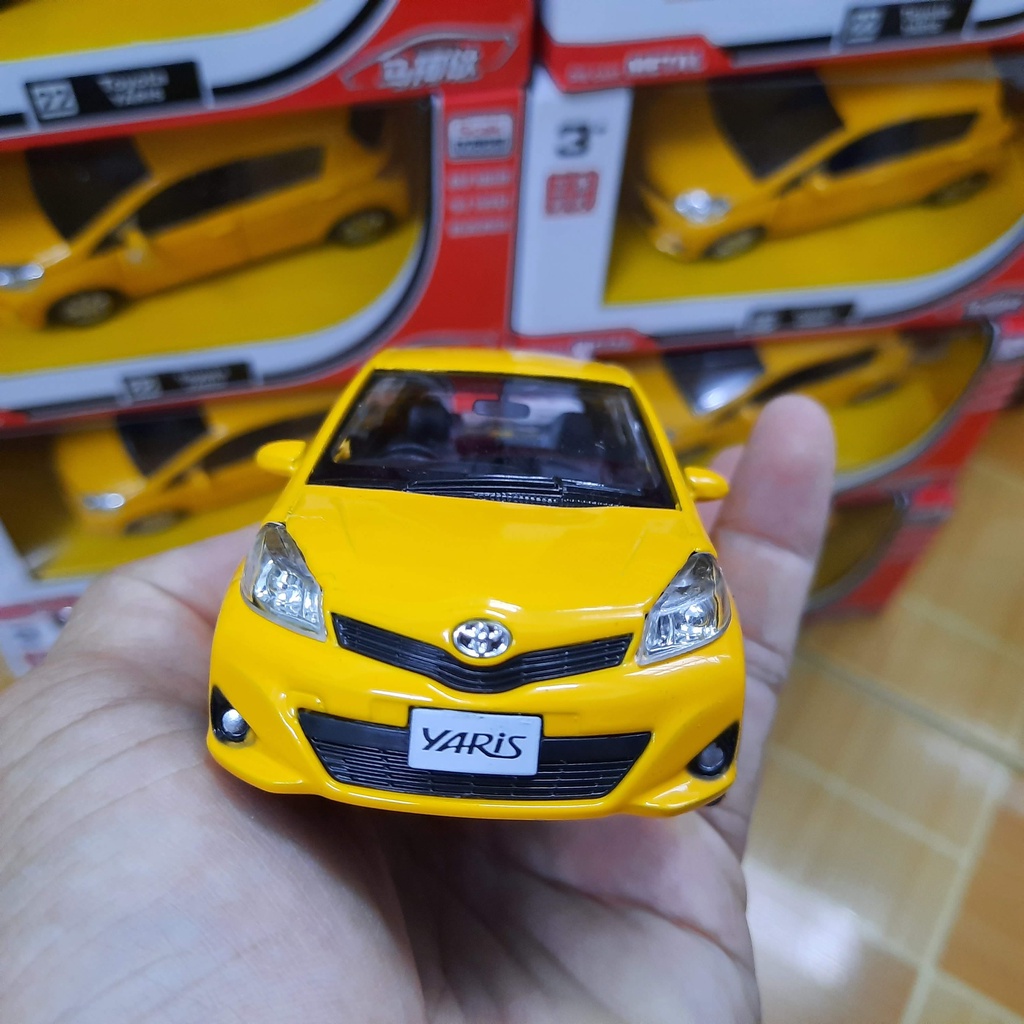 Xe mô hình ô tô RMZ Toyota Yaris tỉ lệ 1:32 xe bằng kim loại mở được cửa