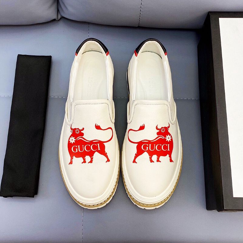 giày slip-on nam da thật mũi tròn in họa tiết hình bò tót kèm logo Gucci GC