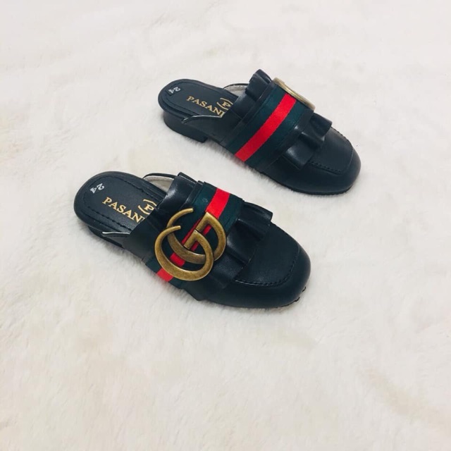 Giày sục cho bé gái