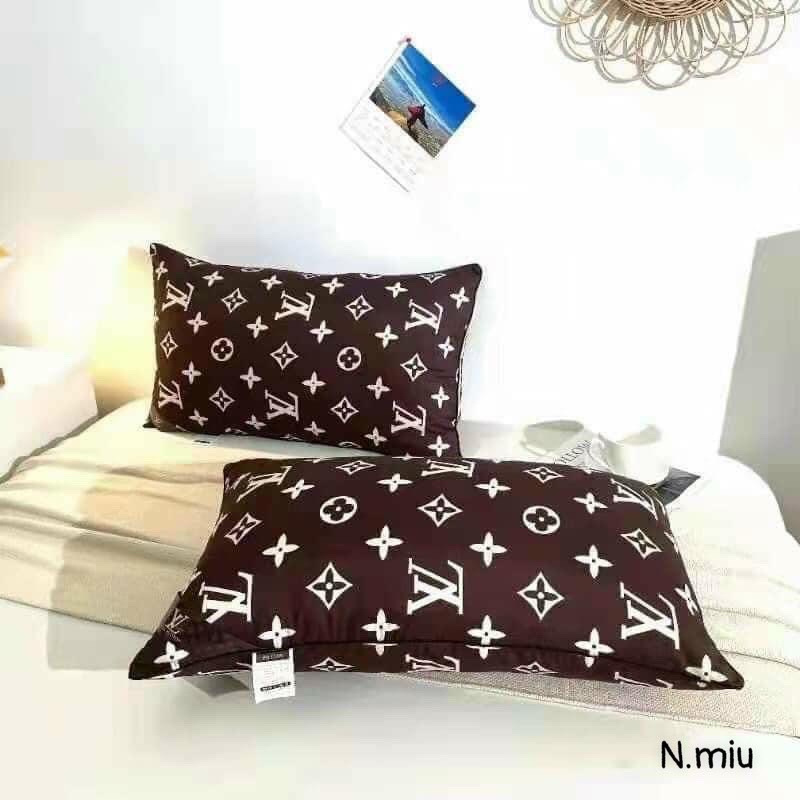 Gối LV nâu boom tấn —- Gồm 2 cái ạ — Xịn xò — Có sẵn 💞💕