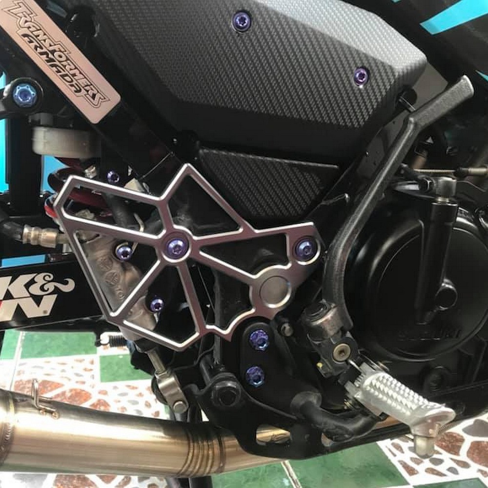 [XẢ KHO] CHE BEN ĐẠP, CHE NHÔNG XE SATRIA, RAIDER FI NHÔM CNC 2 BÊN TRÁI PHẢI ( TẶNG KÈM 2 TEM TITAN SUZUKI )