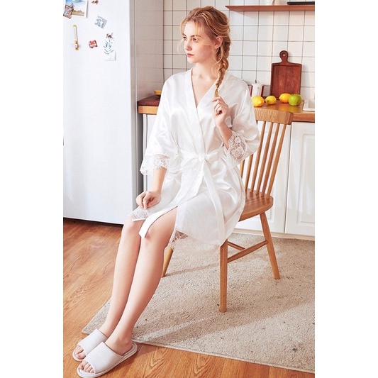 Áo choàng lụa phối ren in tên thương hiệu