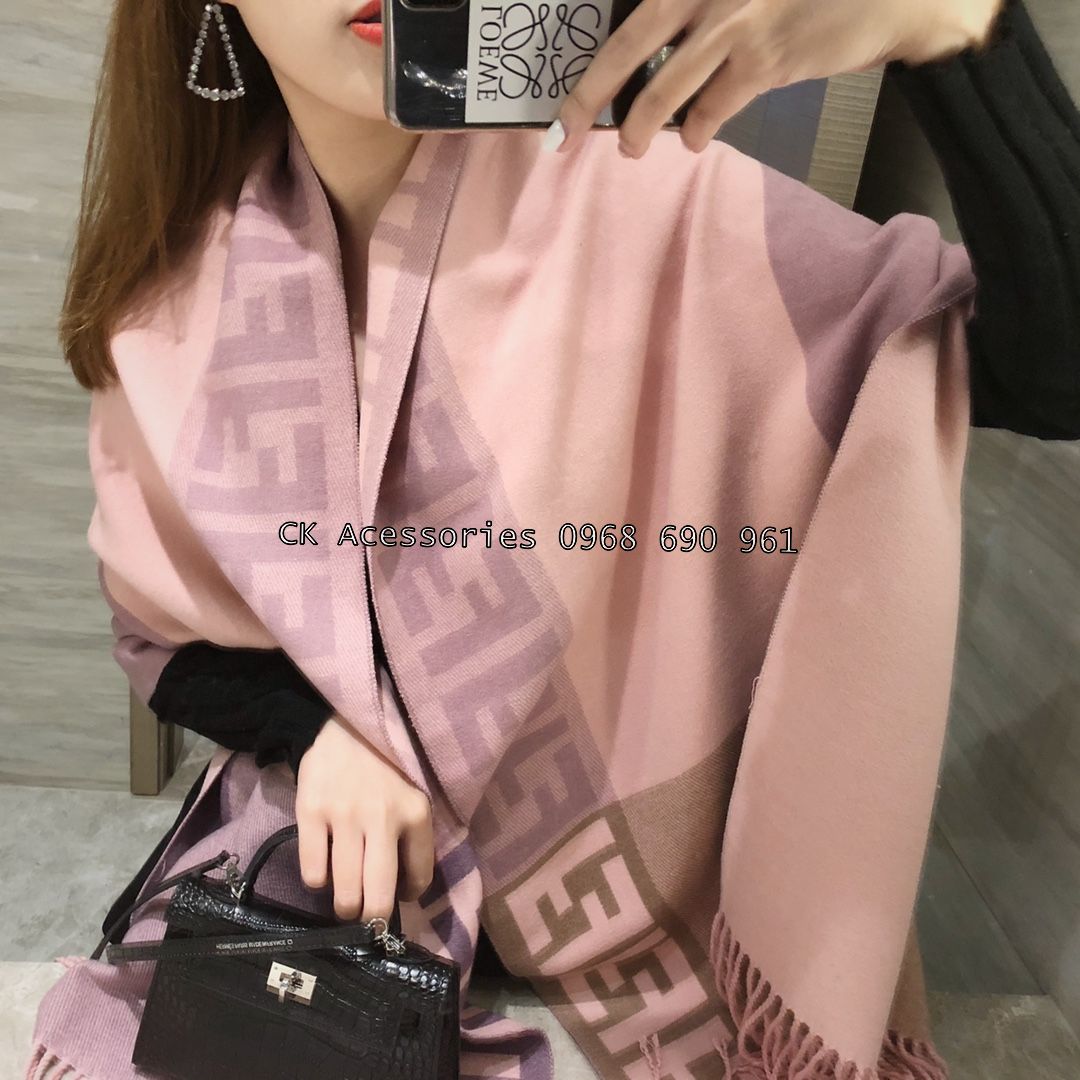 [Rẻ vô địch] [Có sẵn] [Ảnh thật] Khăn choàng Cao Cấp Kèm Hộp màu Hồng phối Tím họa tiết chữ F