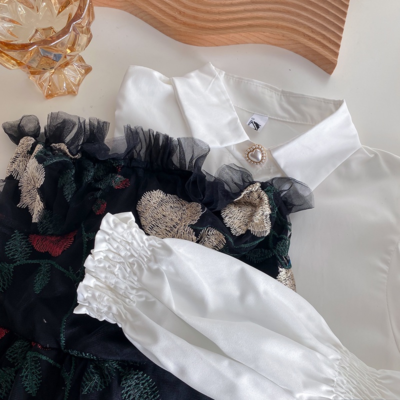 Set áo sơ mi trắng tay phồng phối áo ống lưới đen thêu hoa cá tính