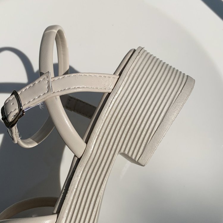 Fashionable Square Head Cross Strap One Line Buckle Middle Heel Sandal for Women