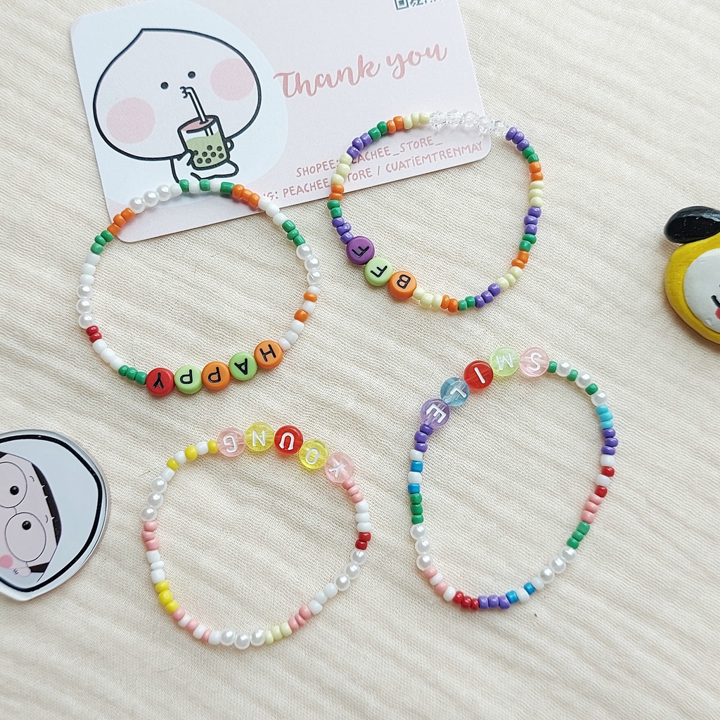 Vòng tay hạt cườm nhựa handmade kèm charm mặt cười và chữ có làm theo yêu cầu