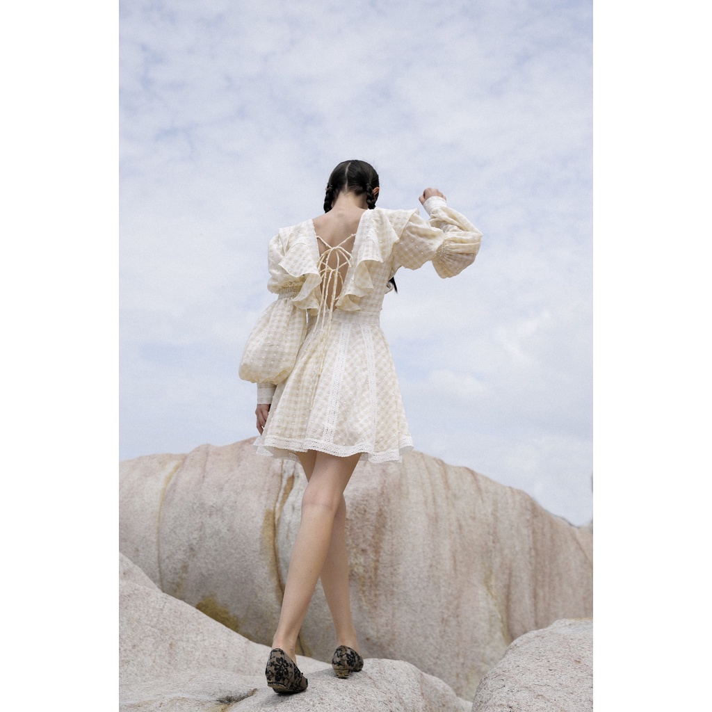Đầm xoè dáng ngắn hở lưng cổ V bèo THE COUNTRY Zodiac Dress - vải chiffon hạt xô hồng/kem