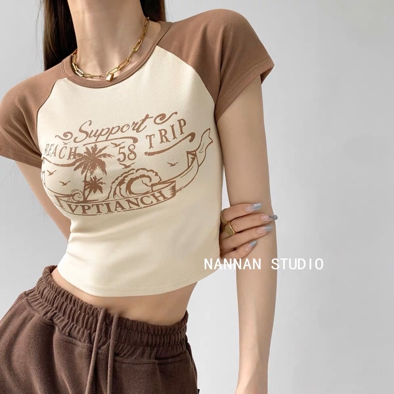 ÁO CROPTOP IN HÌNH PHỐI TAY NÂU N3
