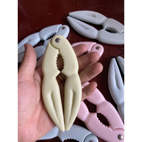Dụng cụ bẻ càng cua, ghẹ bằng nhựa bền êm