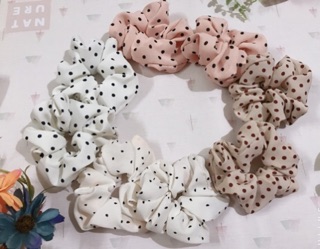 Cột tóc vải chấm bi - phong cách tiểu thư