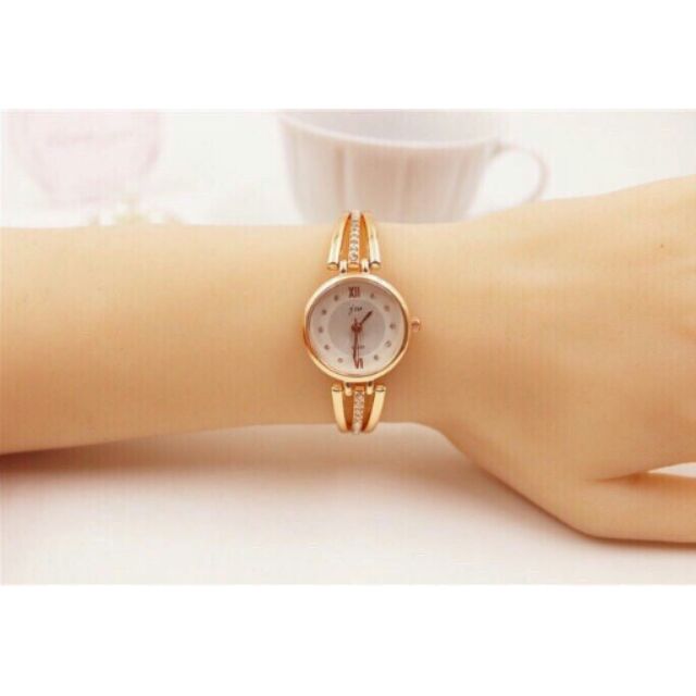 Đồng hồ lắc tay nữ co đính xoàn sang trọng