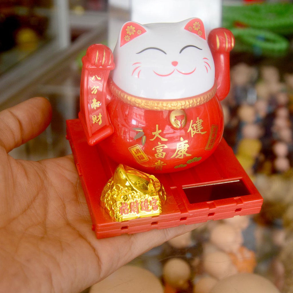 Mèo thần tài tròn áo đỏ năng lượng mặt trời