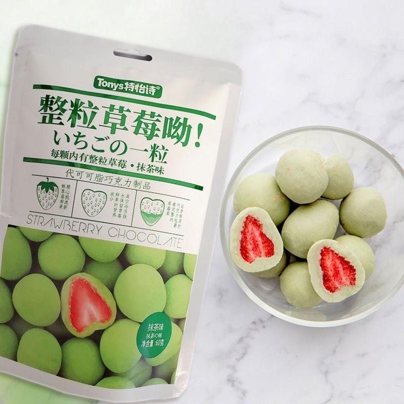 Kẹo socola sữa matcha bọc dâu tây sấy hot hit