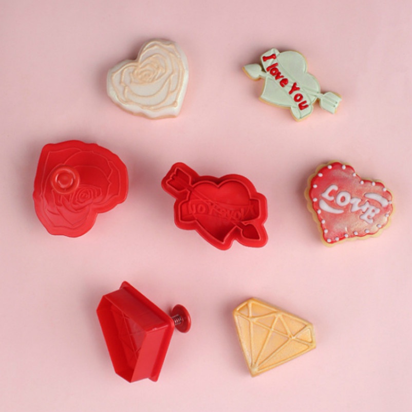 Set 4 Khuôn Làm Bánh Quy / Sô Cô La Hình Trái Tim Bằng Nhựa