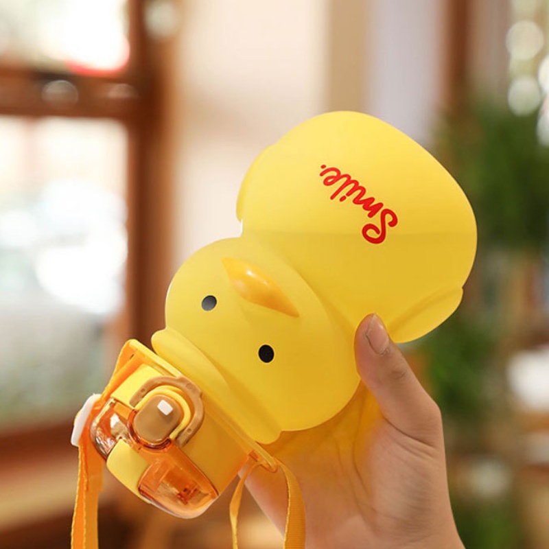 Bình đựng nước nhựa dễ thương hình chú vịt cute 650ml chịu nhiệt Bình nước có ống hút cho bé cá nhân tặng dây đeo titi