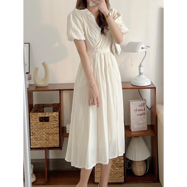 Váy cổ V vải xốp màu be thanh lịch