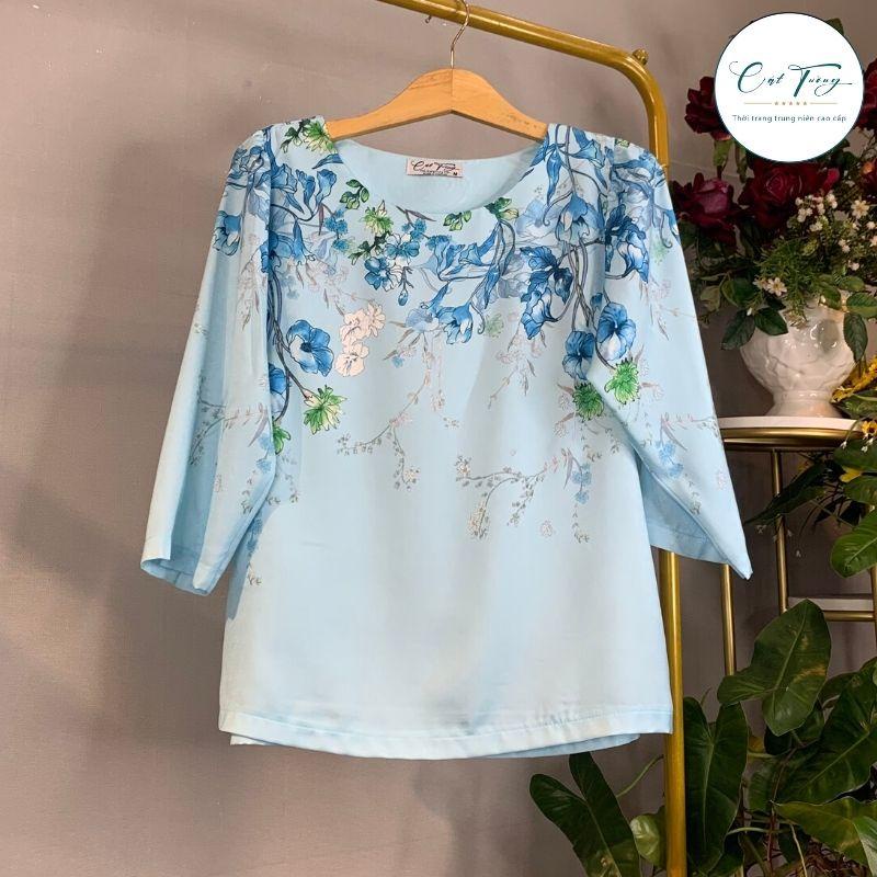 Áo kiểu nữ trung niên thiết kế cho bà cho mẹ màu xanh hoa xanh cao cấp CC13 - Thời trang Cát Tường