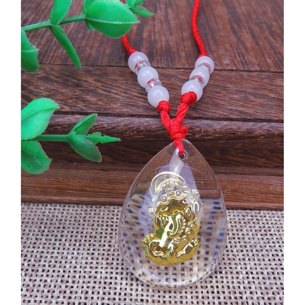 Dây chuyền đỏ phong thủy, mặt trong suốt có hình bên trong mạ vàng . giá bao gồm dây và mặt.