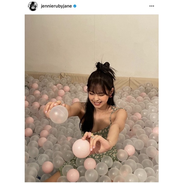 Váy hoa nhí xanh lá giống JENNIE BLACKPINK