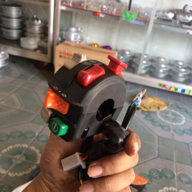 Cùm công tắc trái Honey well câu dây gắn mọi xe