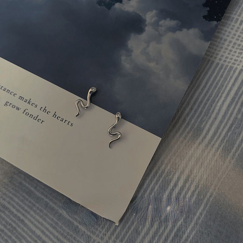 Khuyên tai hình rắn mini cá tính hợp thời trang 19A1327