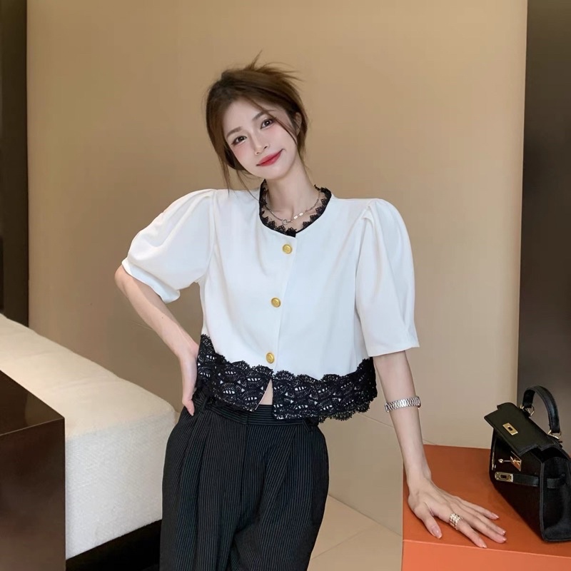 Áo trắng viền ren đen