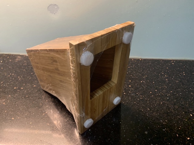 Hộp tre cài dao , kéo .