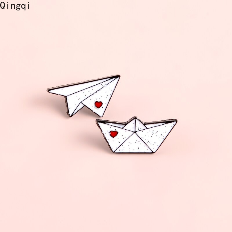 Ghim cài áo Miss Zoe hình máy bay giấy thuyền giấy xinh xắn