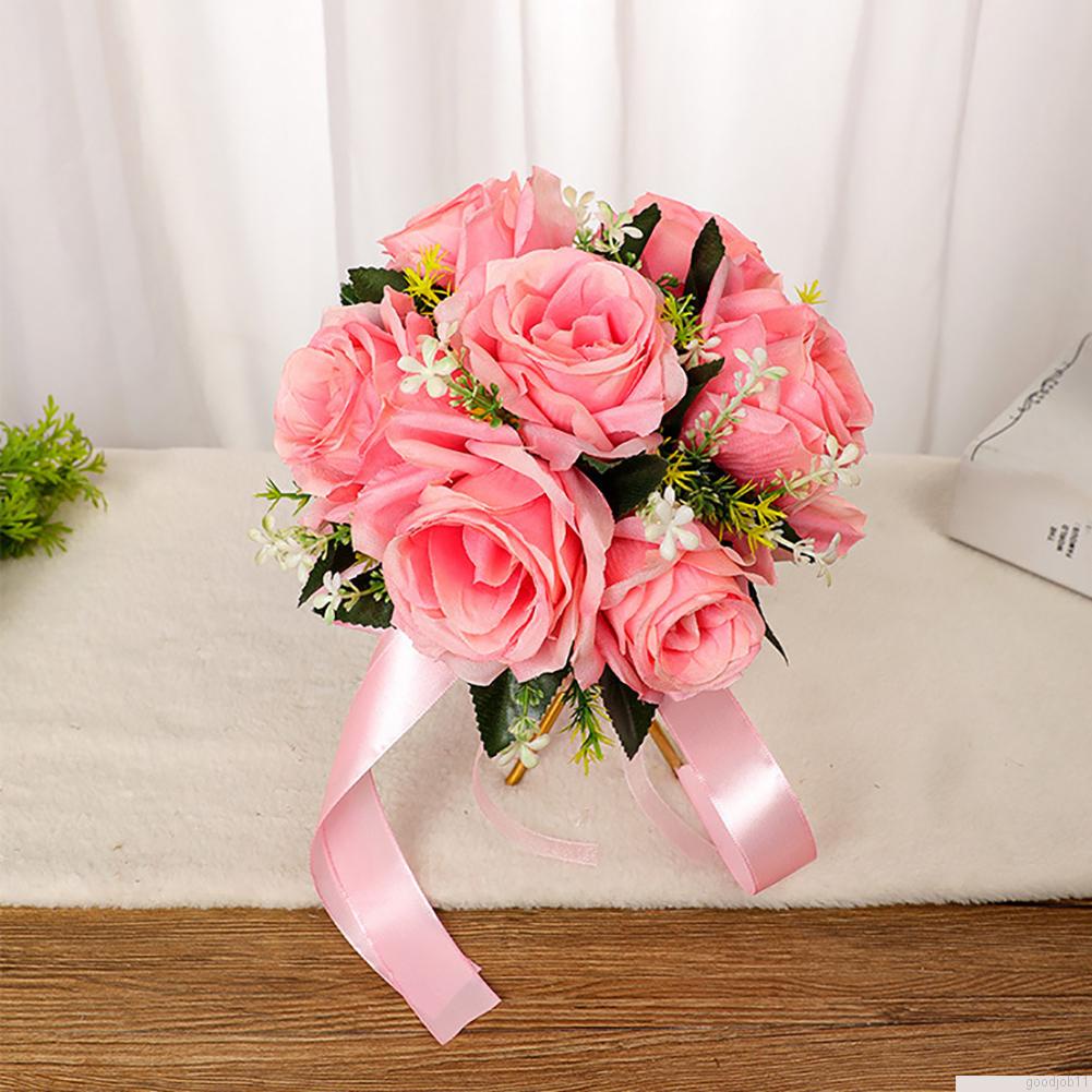 Bó hoa hồng giả cầm tay cho cô dâu xinh xắn