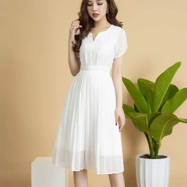 đầm xoè cổ V