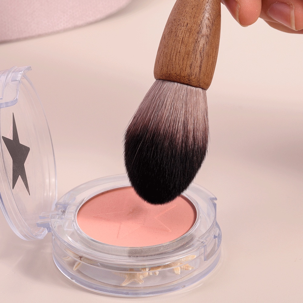 Cọ trang điểm bắt sáng OVW HHT07 lông hai màu tay cầm bằng gỗ óc chó