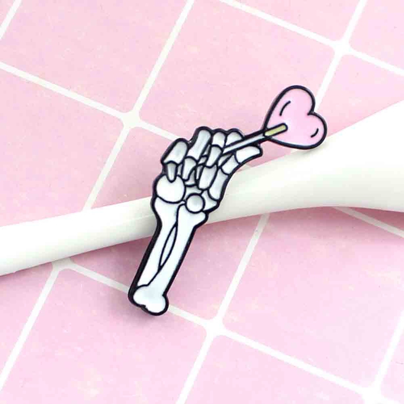 Ghim cài áo tráng men hình xương bàn tay cầm kẹo lollipop hình trái tim phong cách Halloween cho cặp đôi