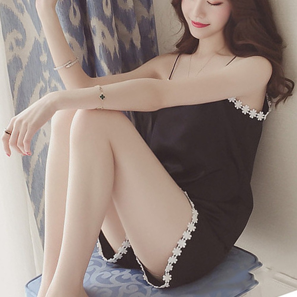 Set đồ ngủ gồm áo sát nách + quần ngắn chất phi bóng quyến rũ cho phái nữ