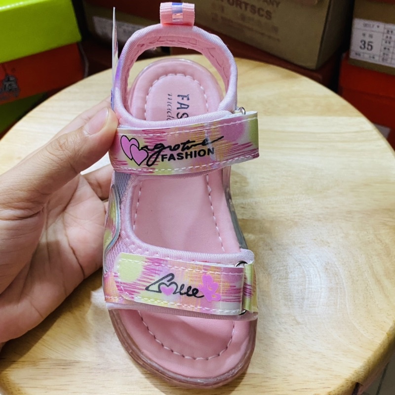 Giày có đèn cho bé gái họa tiết công chúa Elsa kiểu quai ngang