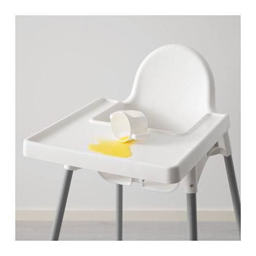 Ghế ăn IKEA Antilop màu trắng kèm khay ăn màu trắng.