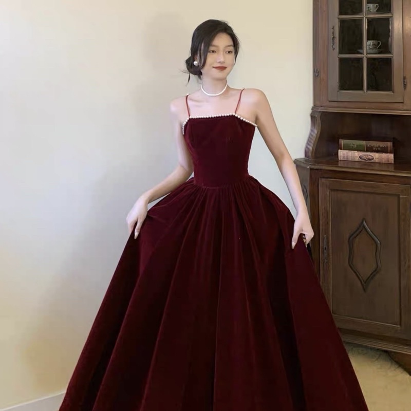Đầm nhung hai dây dáng dài phồng màu đỏ thời trang