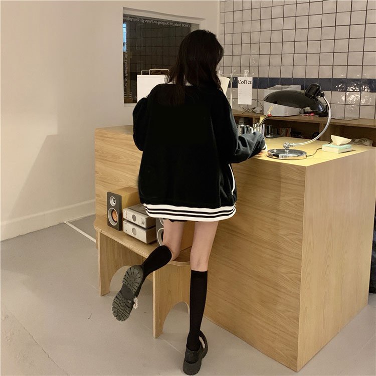 Áo khoác nỉ bóng chày unisex Wikishop màu đen trắng form rộng ulzzang cá tính nam nữ C494 | BigBuy360 - bigbuy360.vn