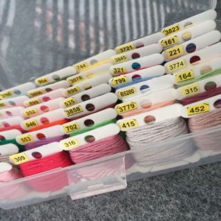 Hộp bobbin chỉ thêu nhiều màu