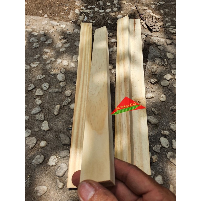 Thanh gỗ thông vuông mới đẹp dài 40cm, rộng 3cm, dày 1.5cm đã bào láng đẹp 4 mặt rất thích hợp làm nẹp, làm khung sườn