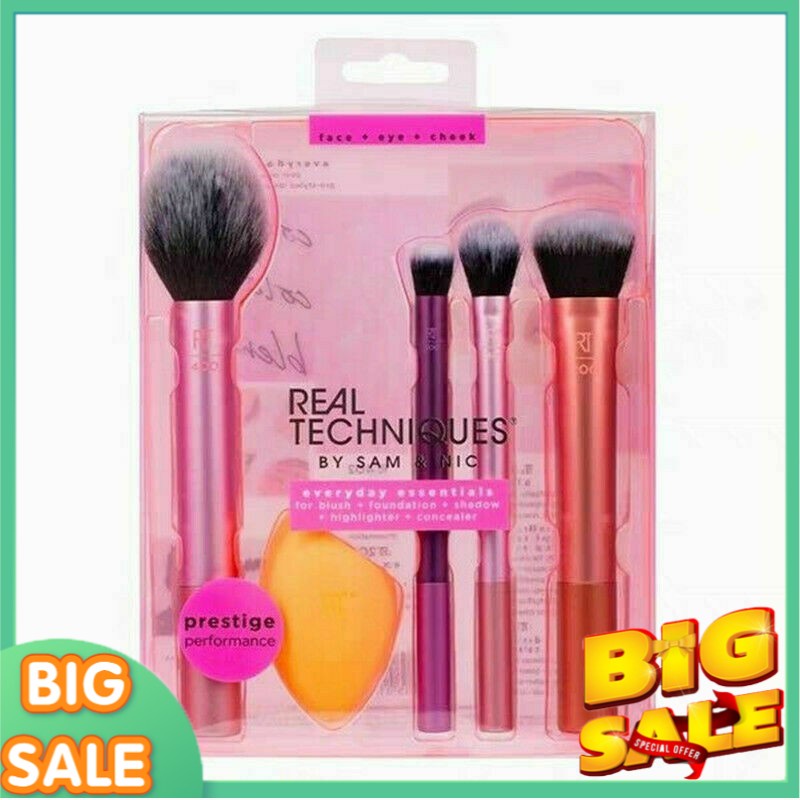 Set cọ kèm mút trang điểm cần thiết hàng ngày