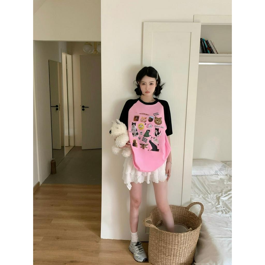「 WELOVE1 」Áo Thun Nữ Tay Ngắn Lệch Vai In Họa Tiết Mèo Màu Đen / Hồng